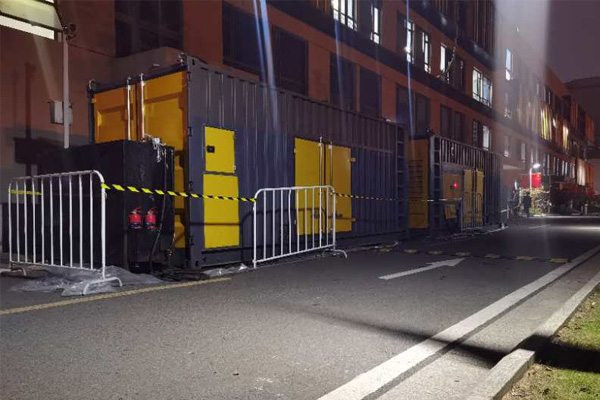 洮北柴油发电机组的输出电压是如何调节的？