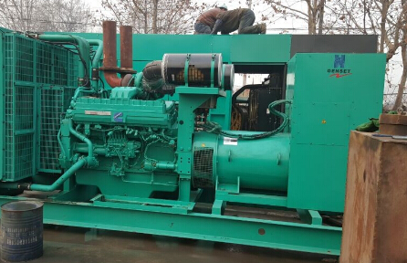 洮北发电机组如何判断水冷式机油散热器内部是否需要清洗？